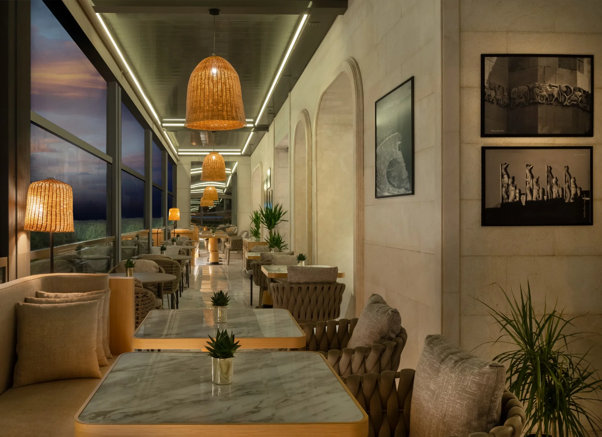 L'Avenue Cafe balkon alanı