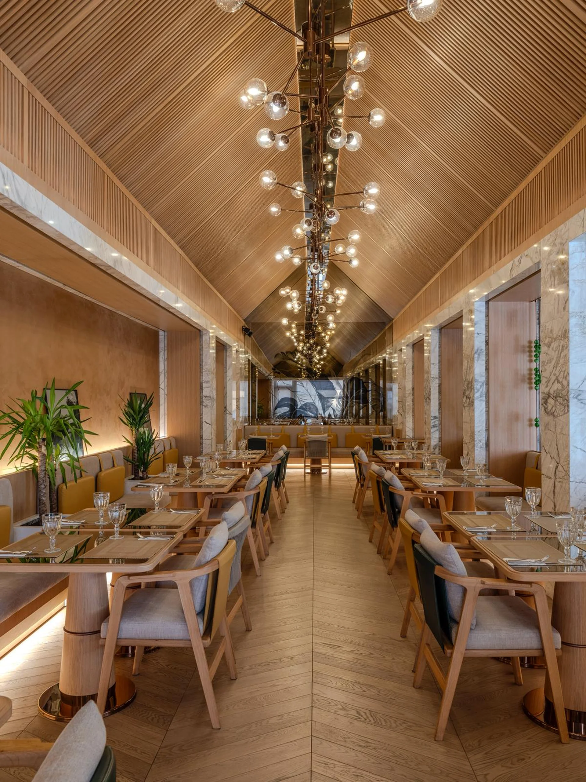 Safir restoran iç mekân